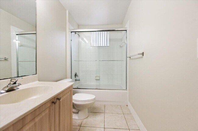 Building Photo - 2060 Greenview Shores Blvd