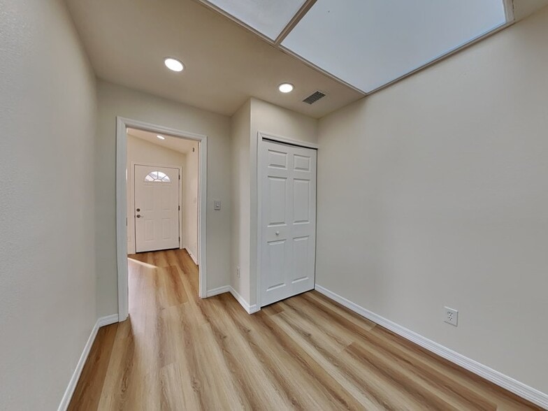 Building Photo - 739 Golden Sunshine Cir