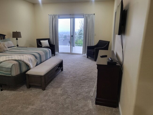 Building Photo - 5 bed 3 bath