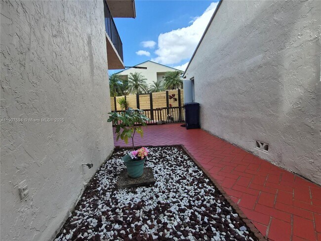 Building Photo - 10904 SW 72nd St