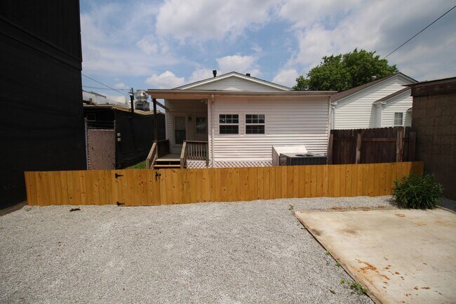 Building Photo - 3 bed 2 bath Campus Rental
