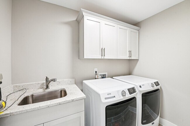 Building Photo - Luxury 5 Bed, 3.5 Bath Home on Large Lot !...