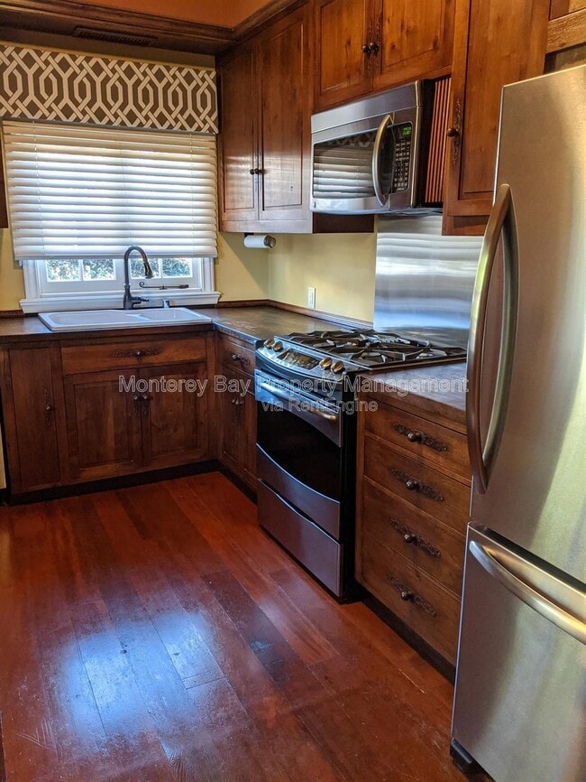 Building Photo - 515 Dickman Ave