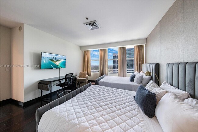 Building Photo - 1395 Brickell Ave