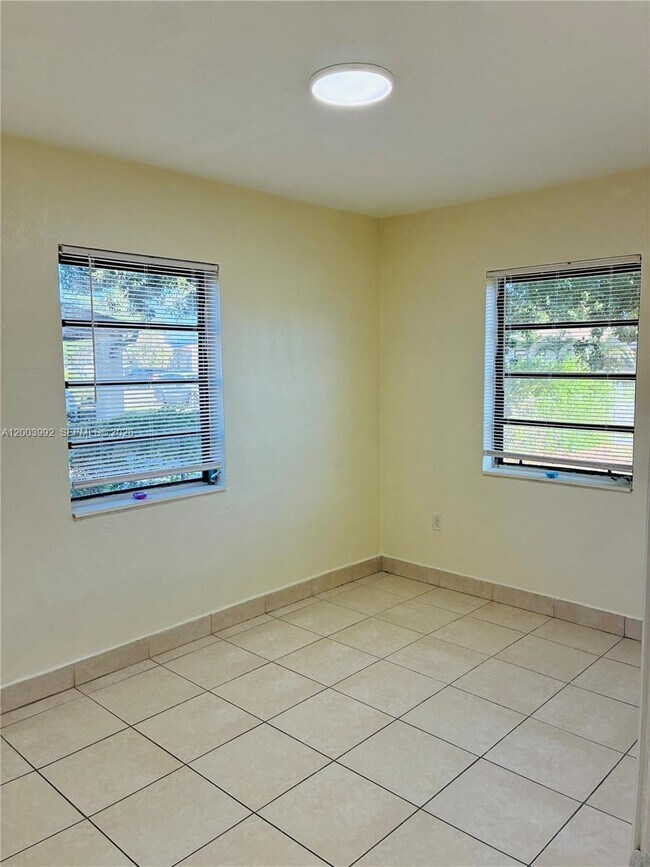 Building Photo - 275 NW 190th St