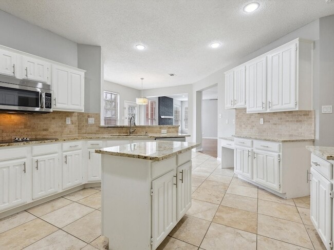 Building Photo - 205 Bayou Ct