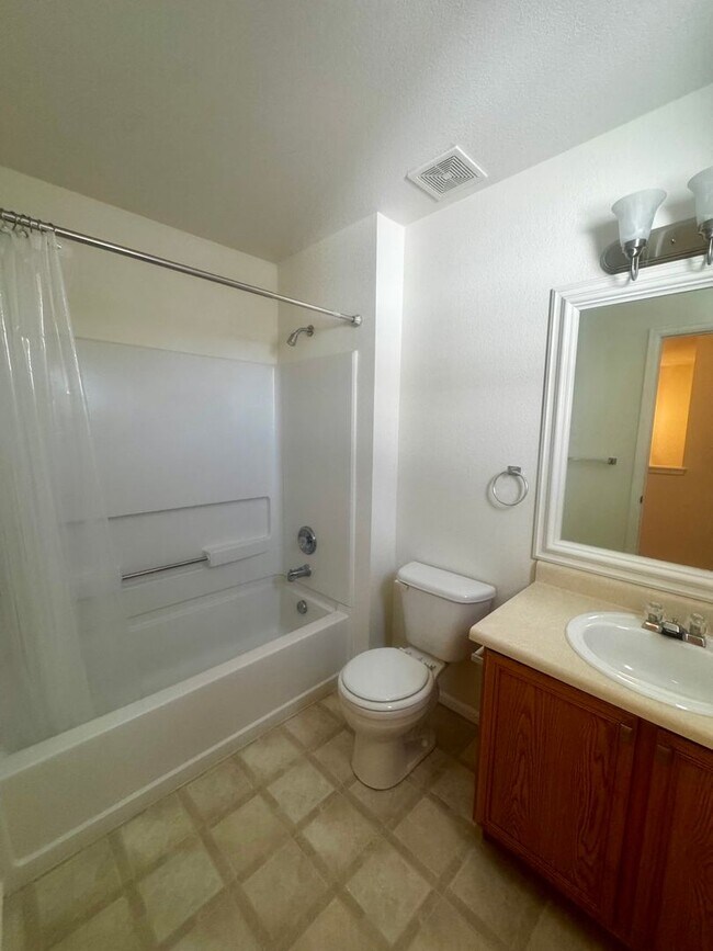 Building Photo - 2 Bed 3 Bath Townhome on Dublin & Powers