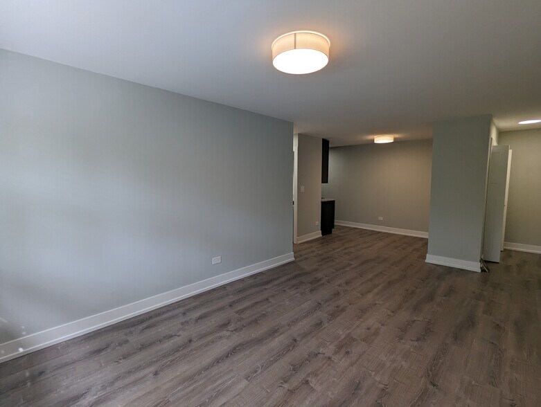 Building Photo - 456 W Barry Ave