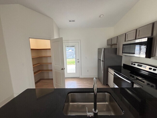 Building Photo - 1747/49 Hickory