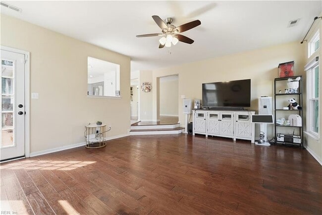 Building Photo - 1721 Chestwood Dr