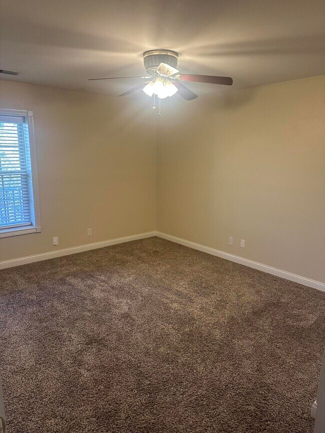 Building Photo - 6 Hudson Hollow Road