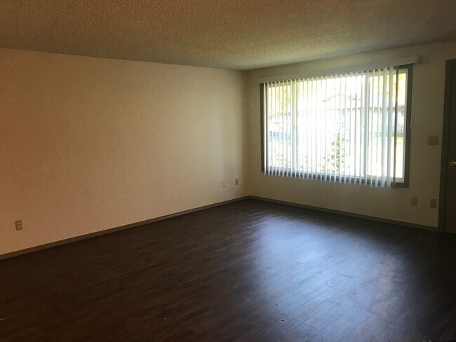 Building Photo - 129 NE Kingwood Dr