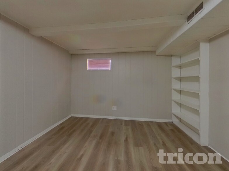 Building Photo - 5674 W Chestnut Ave