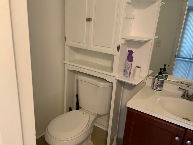 Building Photo - 223 Fanshaw F