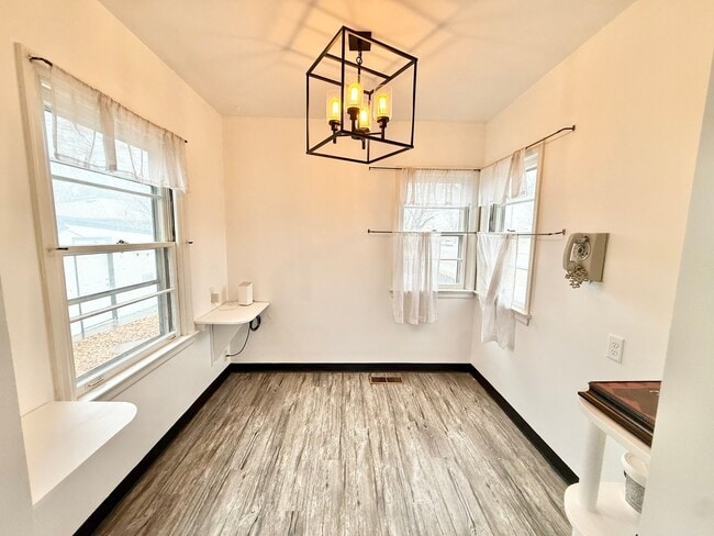 Building Photo - Move in ready home on Routt!