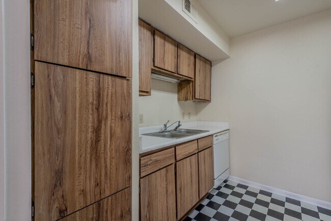 Building Photo - 16111 ASPENGLEN DR #206 - Beautiful 2 Bedroom, 2 Bath with Pool View!