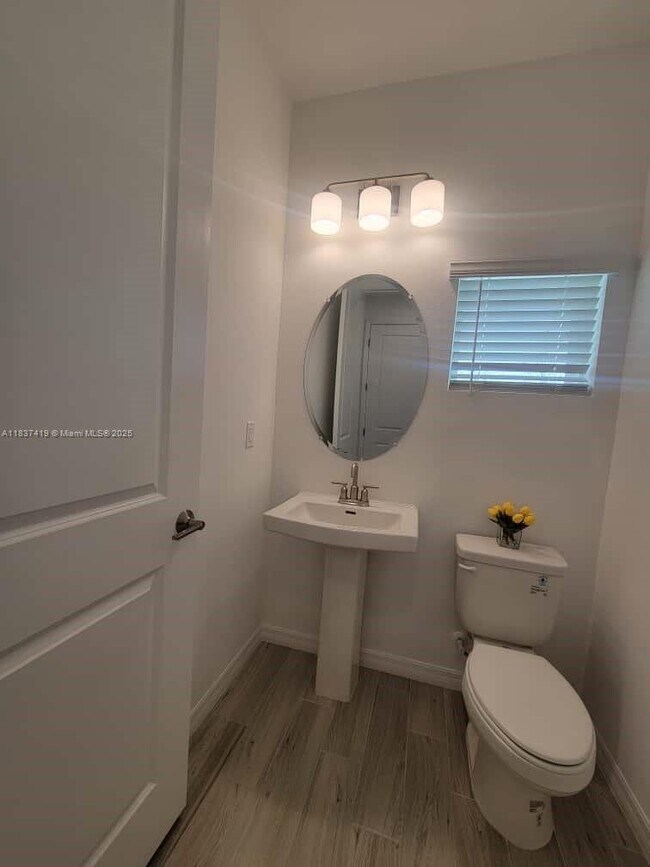 Building Photo - 5727 Gingham Dr
