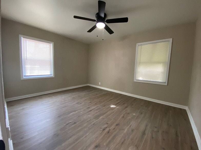 Building Photo - This beautifully updated 3-bedroom, 1-bath single-family home is ready for move-in!