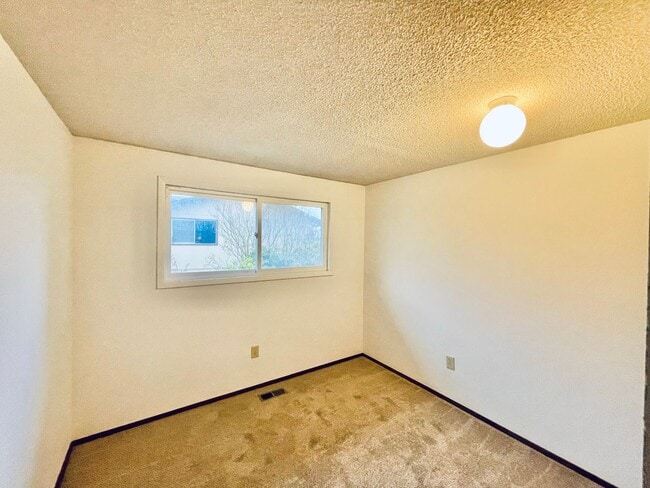 Building Photo - Tranquil House on Quiet South Delridge Street!