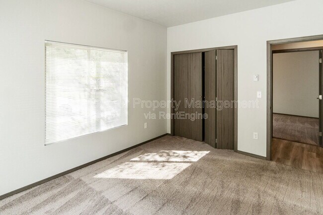 Building Photo - 356 E 7th Ave