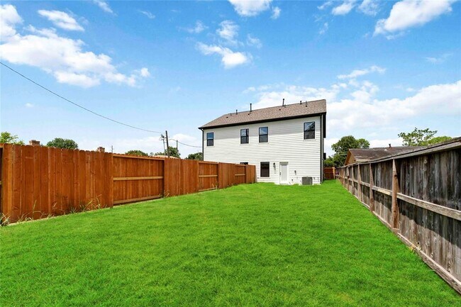 Building Photo - 9227 Ashville Dr