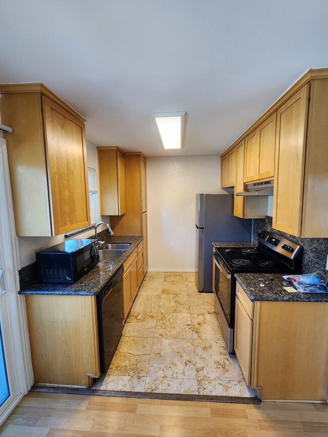 Building Photo - 3 Bedroom 2 Bath Upper Unit in Mira Mesa