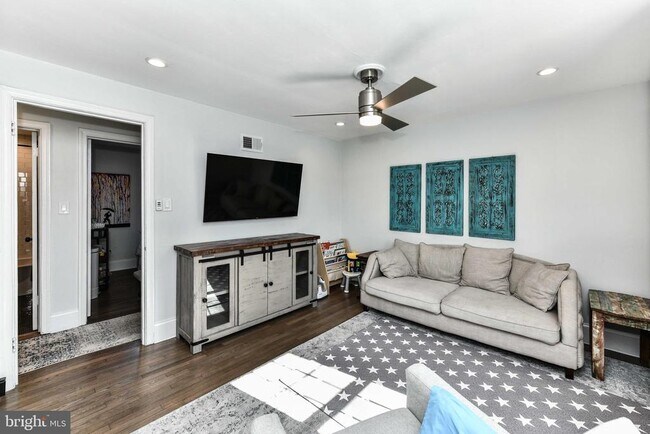 Building Photo - 7308 Poplar Ct