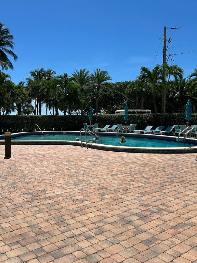Building Photo - 305 N Pompano Beach Blvd