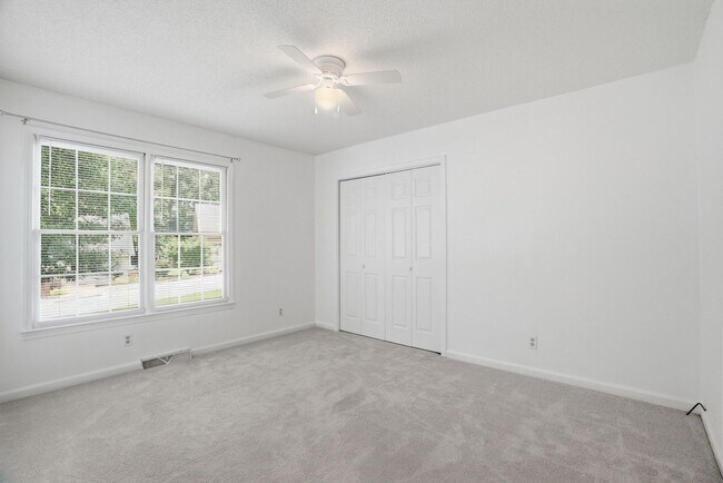 Building Photo - 101 Emerald Way