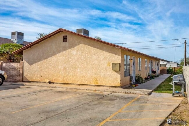 Building Photo - 2114 S Walnut Ave