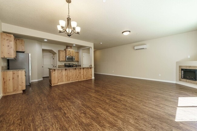 Building Photo - ASK ABOUT OUR AUGUST MOVE IN SPECIAL: Spac...