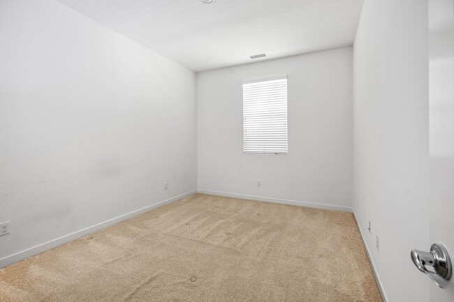 Building Photo - Beautiful Townhome in Desirable Neighborhood!
