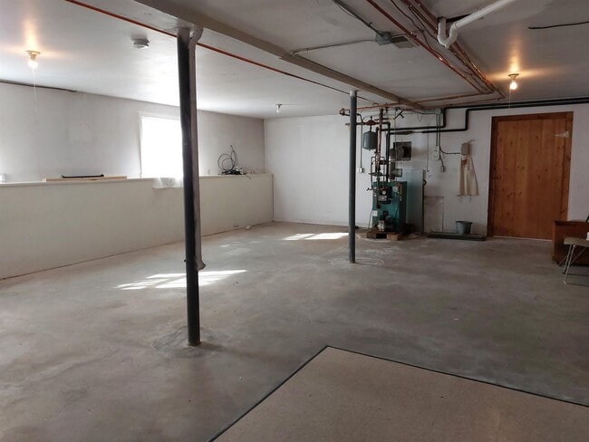 Building Photo - 6 Woodland Ct