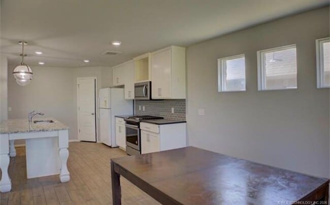 Building Photo - Welcome to this cozy home!