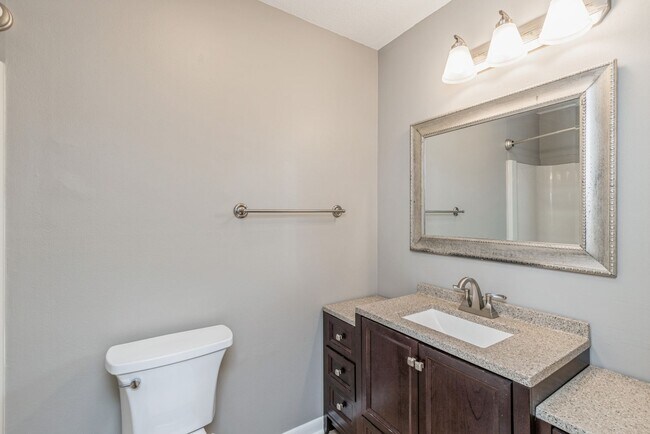 Building Photo - UPDATED CONDO!! 2 Bedroom, 1 Bathroom Condo In Ankeny