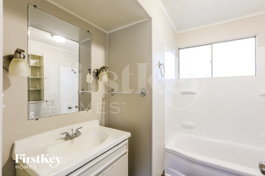 Building Photo - 803 NE 61st St