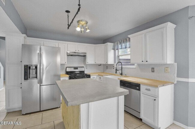 Building Photo - 653 Pete Payan Dr