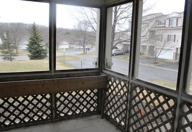 Building Photo - End Unit Townhome *3Bed/2.5 Bath*3 Season Porch! Available 10/1.