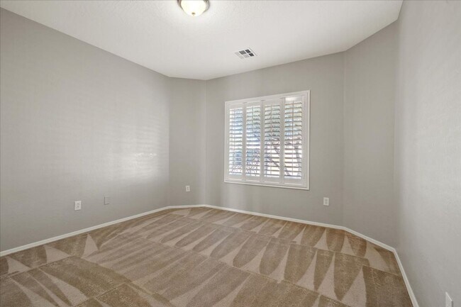 Building Photo - Lovely Home