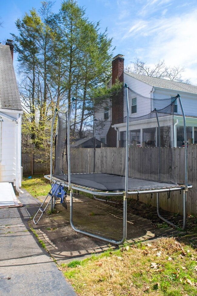 Building Photo - Gorgeous 4-Bed 2-Bath in Beaver Hills