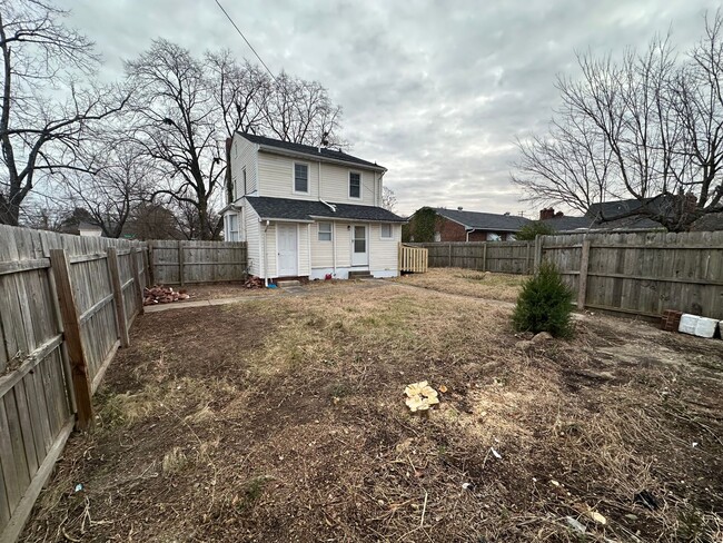 Building Photo - 4 bed 2 bath house in Rva North Side! Laun...