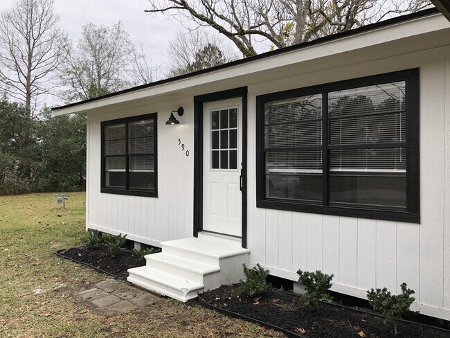 Building Photo - 590 Parks St