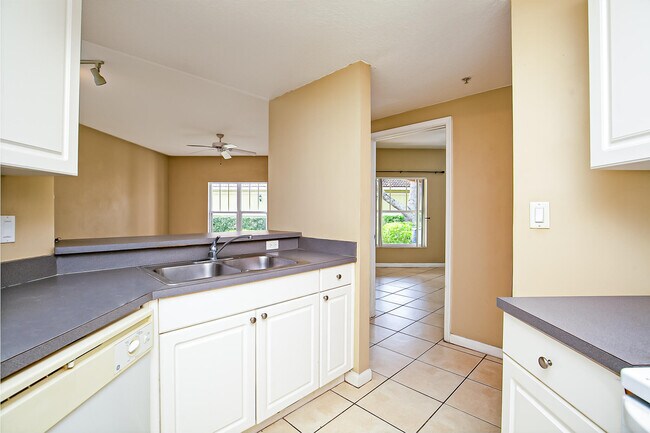 Building Photo - 5060 Fairways Cir
