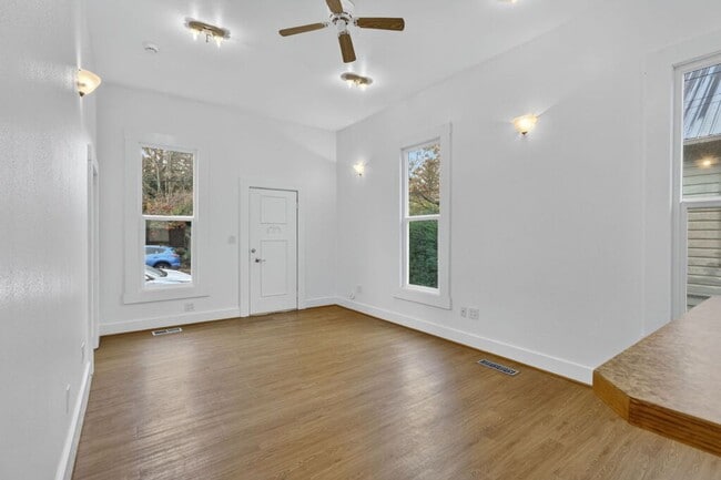 Building Photo - 924 N Mason St