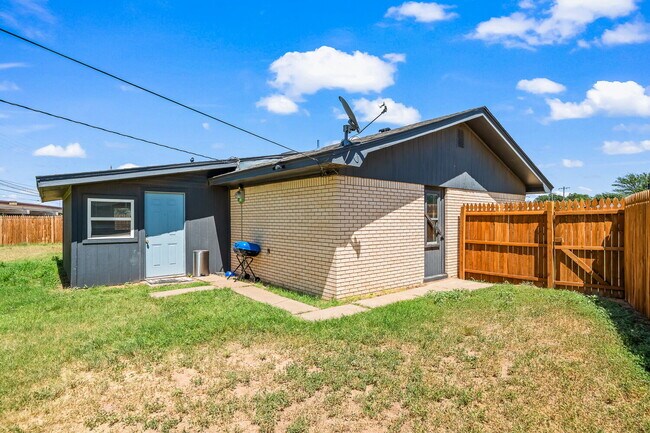 Building Photo - Charming 3/2/1 with Large Backyard
