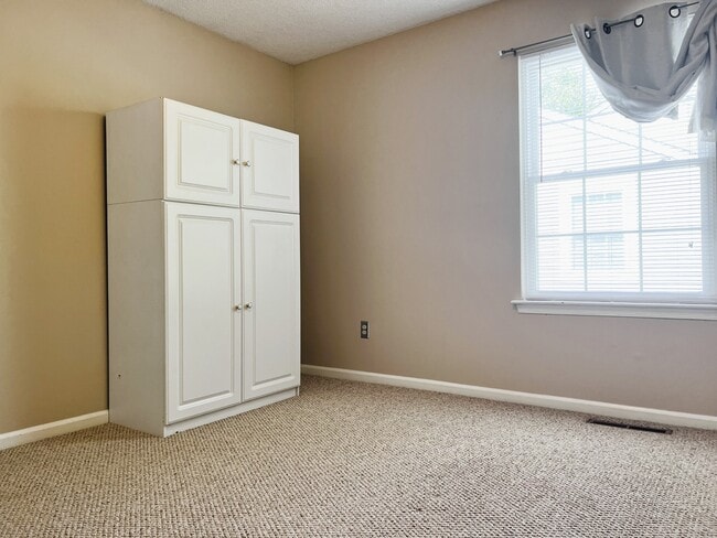 Building Photo - 1705 Willow Creek Ct