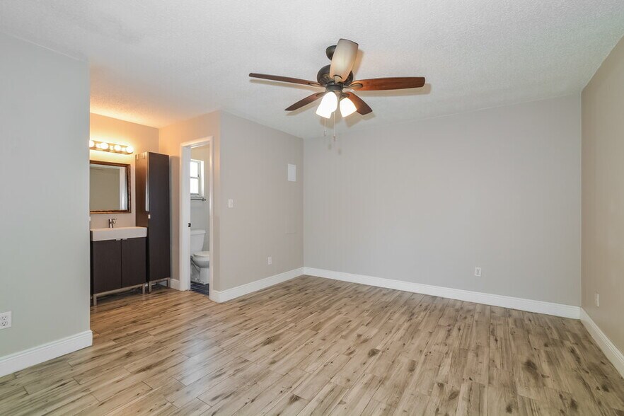 Building Photo - 1301 Baranova Rd