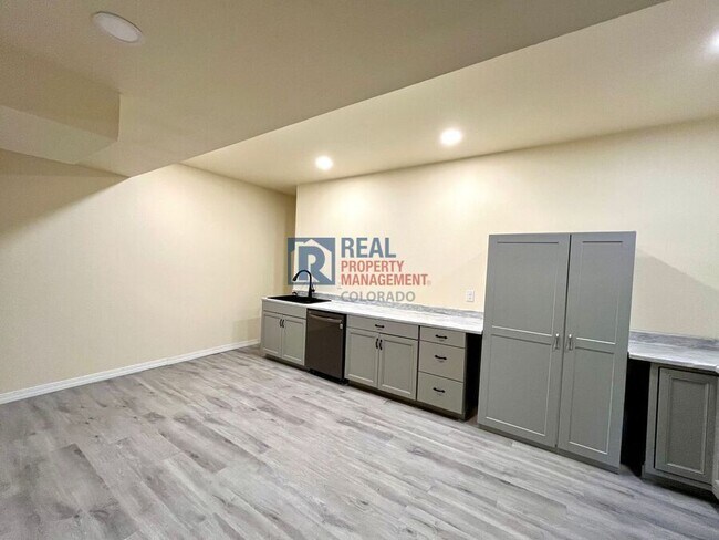 Building Photo - 2645 Rossmere St