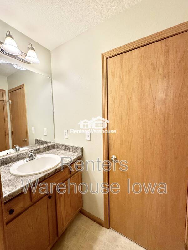 Building Photo - 2011 E 1st Ave