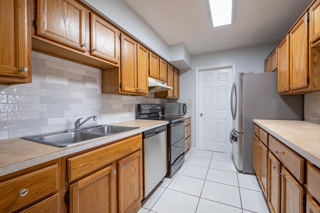 Building Photo - 6113 Royal Palm Blvd